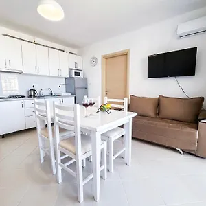 Apartament White, Golem (Tirana)